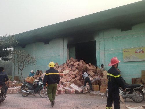 Kho bánh kẹo tết ở Hà Nam bỗng dưng bốc cháy